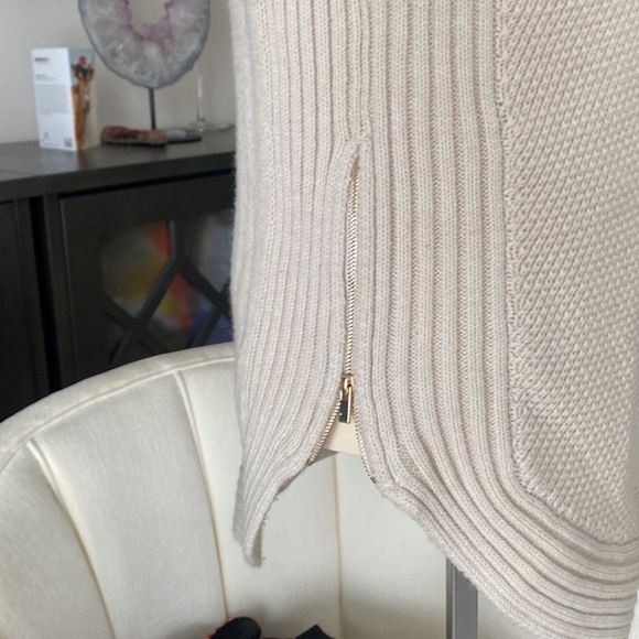 ⚪️ Dynamite M Sweater ⚪️ - Picture 4 of 5